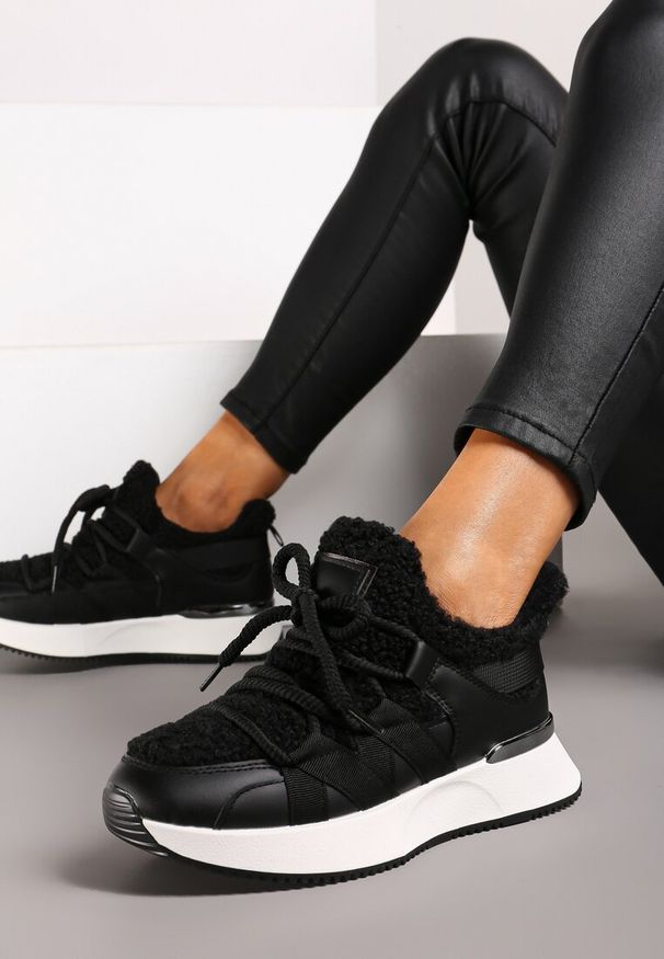 Renee - Czarne Sneakersy Zimowe z Futerkiem Barankiem na Niskiej Platformie Zinethia. Okazja: na spacer, na co dzień. Zapięcie: sznurówki. Kolor: czarny. Materiał: futro. Sezon: zima. Obcas: na platformie. Sport: turystyka piesza