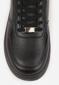 Renee - Czarne Sznurowane Sneakersy Ozdobione Perforacją Ellemisa. Okazja: na co dzień. Kolor: czarny. Materiał: jeans, materiał. Szerokość cholewki: normalna. Wzór: aplikacja. Sport: fitness #2