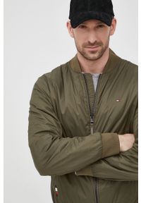 TOMMY HILFIGER - Tommy Hilfiger kurtka bomber męski kolor zielony przejściowa. Okazja: na co dzień. Kolor: zielony. Styl: casual #1