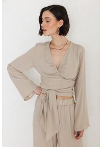 BLUZKA TAYLOR PIASKOWA L - Flawless. Typ kołnierza: dekolt kopertowy. Styl: elegancki