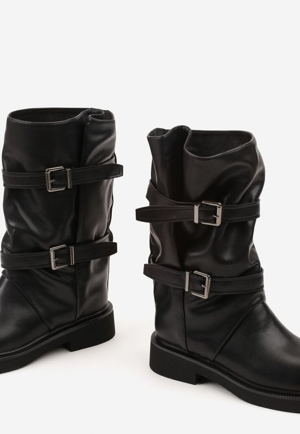 Renee - Czarne Botki Biker Boots z Marszczoną Cholewką i Paskami ze Sprzączkami Sinesa. Okazja: na imprezę, na co dzień. Zapięcie: pasek. Kolor: czarny. Materiał: skóra. Szerokość cholewki: normalna. Styl: casual, elegancki