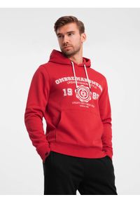Ombre Clothing - Męska bluza z kapturem kangurka z nadrukiem w stylu college – czerwona V1 - Rozmiar: XXL. Okazja: na co dzień. Typ kołnierza: kaptur. Kolor: czerwony. Materiał: dzianina, poliester, materiał, dresówka, bawełna. Wzór: nadruk. Styl: klasyczny, casual, elegancki