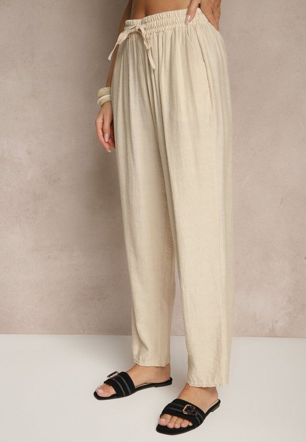 Renee - Beżowe Spodnie z Bawełną Ozdobione Wiązaniem Voreia. Okazja: na co dzień. Stan: podwyższony. Kolor: beżowy. Materiał: bawełna. Wzór: aplikacja. Styl: casual