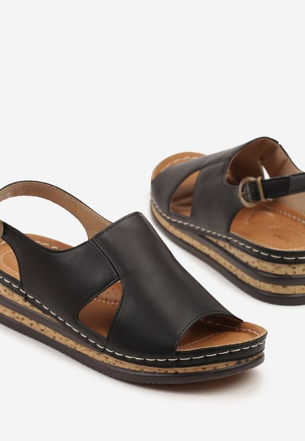 Born2be - Czarne Sandały Vices na Koturnie z Ozdobnymi Wycięciami Ovilere. Okazja: na co dzień. Kolor: czarny. Materiał: jeans. Obcas: na koturnie. Styl: klasyczny, casual