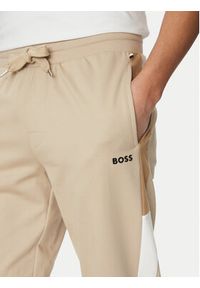 BOSS Spodnie dresowe Iconic 50535786 Beżowy Regular Fit. Kolor: beżowy. Materiał: bawełna #5
