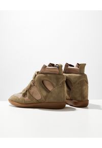 ISABEL MARANT - Sneakersy Buckee Taupe na ukrytym koturnie 5 cm. Zapięcie: pasek. Kolor: zielony. Materiał: guma, zamsz. Szerokość cholewki: normalna. Wzór: paski. Obcas: na koturnie #7