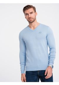 Ombre Clothing - Elegancki męski sweter V-neck BASIC z wiskozą –jasnoniebieski V10 - Rozmiar: XXL. Okazja: do pracy, na co dzień. Typ kołnierza: dekolt w serek. Kolor: niebieski. Materiał: wiskoza. Wzór: haft. Styl: elegancki