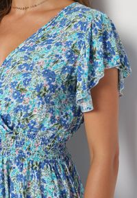 Born2be - Niebieska Bawełniana Sukienka z Gumką w Talii i Dekoltem w Serek o Kwiatowym Wzorze Doradea. Okazja: na co dzień. Typ kołnierza: dekolt w serek. Kolor: niebieski. Materiał: bawełna. Długość rękawa: krótki rękaw. Wzór: kwiaty. Sezon: lato. Styl: wizytowy, casual, elegancki #3