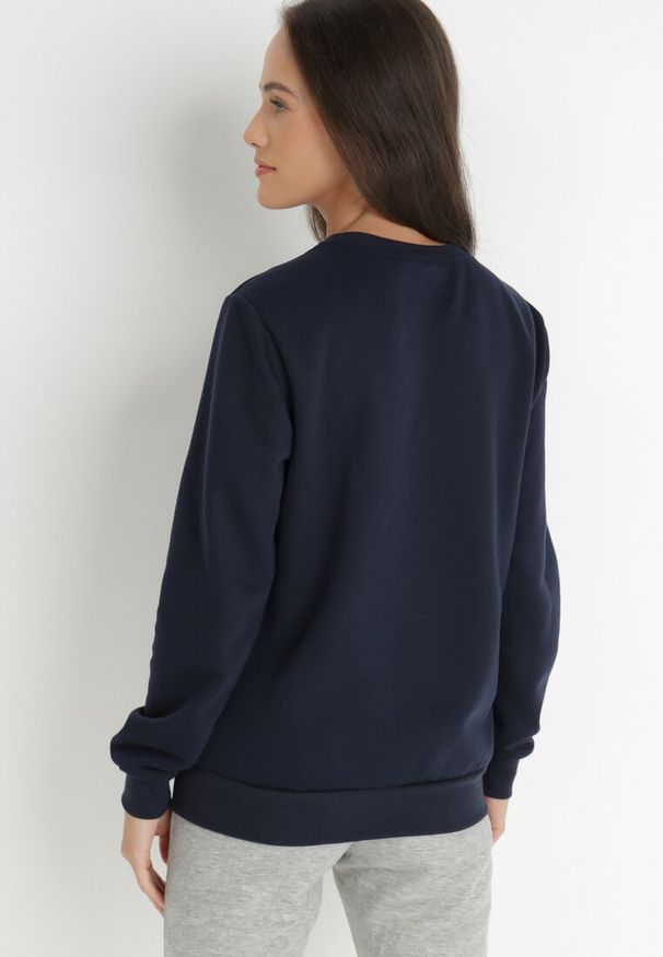 Born2be - Granatowa Bluza Sotear. Okazja: na co dzień. Kolor: niebieski. Materiał: dzianina, jeans, polar. Długość rękawa: długi rękaw. Długość: długie. Wzór: jednolity. Sezon: jesień, zima. Styl: klasyczny, casual