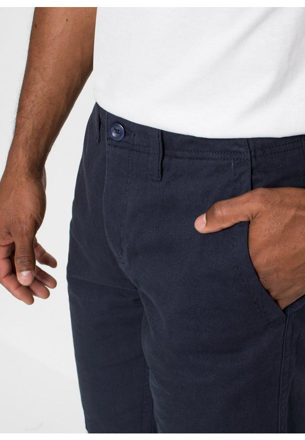 bonprix - Bermudy chino z czystej bawełny, Regular Fit. Kolor: niebieski. Materiał: bawełna