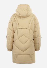 Born2be - Beżowa Kurtka Pikowana Kilha. Okazja: na co dzień. Kolor: beżowy. Materiał: wełna, guma. Długość: długie. Wzór: aplikacja. Sezon: zima. Styl: casual #2