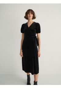 Reserved - Aksamitna sukienka - czarny. Kolor: czarny. Typ sukienki: kopertowe #1