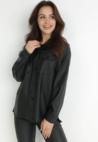 Born2be - Czarna Koszula z Imitacji Skóry Chiphi. Okazja: na co dzień. Typ kołnierza: kołnierzyk klasyczny. Kolor: czarny. Materiał: skóra. Długość rękawa: długi rękaw. Długość: długie. Styl: elegancki, casual, klasyczny #1