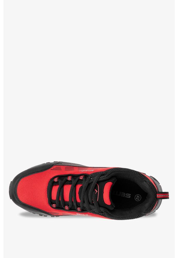 Casu - Czerwone buty trekkingowe sznurowane softshell casu a2003-4. Okazja: na spacer. Kolor: czerwony, wielokolorowy, czarny. Materiał: softshell. Szerokość cholewki: normalna. Sport: turystyka piesza