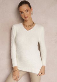 Renee - Biały Sweter Wełniany Aegiopis. Okazja: na co dzień. Typ kołnierza: dekolt w kształcie V. Kolekcja: plus size. Kolor: biały. Materiał: wełna. Styl: klasyczny, wizytowy, casual, elegancki #3