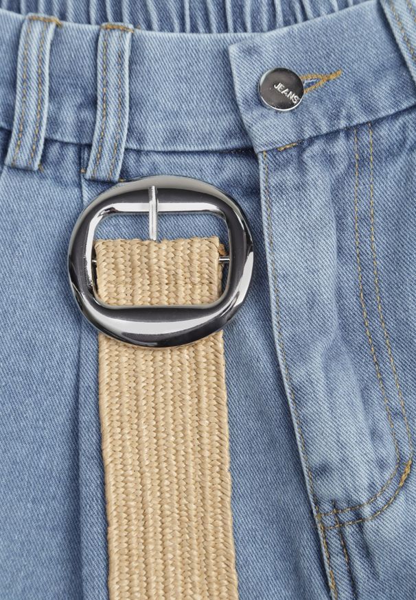 Renee - Jasnoniebieskie Szorty Jeansowe High Waist z Bawełny z Elastycznym Paskiem Tinreia. Okazja: na co dzień. Stan: podwyższony. Kolor: niebieski. Materiał: jeans, bawełna. Długość: krótkie. Sezon: lato. Styl: casual
