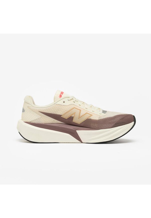 Buty do biegania damskie New Balance Fuelcell Rebel V5. Kolor: biały. Materiał: materiał, włókno, kauczuk. Szerokość cholewki: normalna. Sport: bieganie