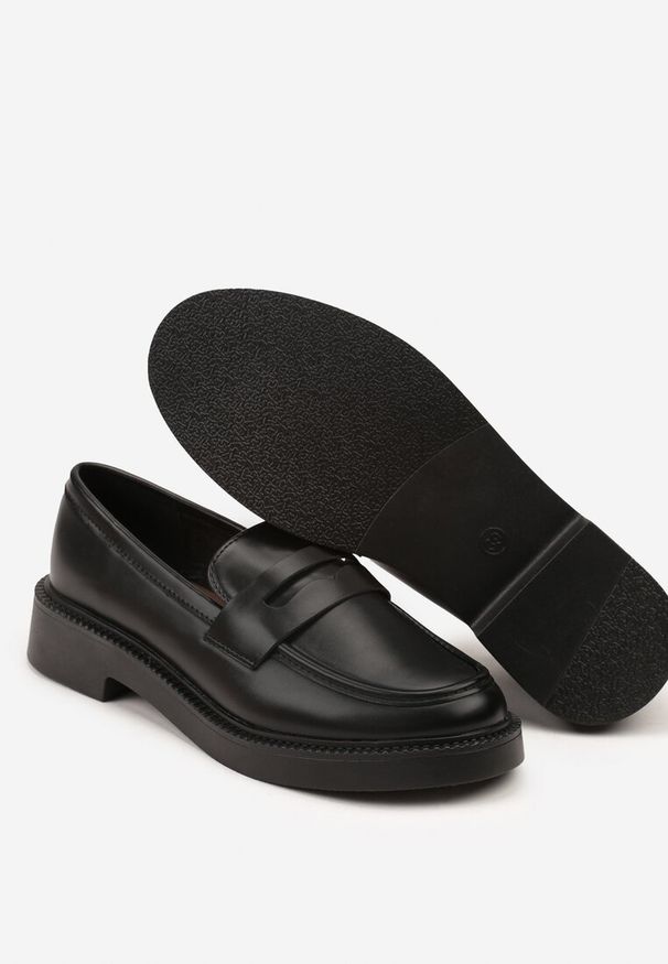 Renee - Czarne Mokasyny Vices Ozdobione Przeszyciami Racce. Okazja: na co dzień. Kolor: czarny. Materiał: jeans. Wzór: aplikacja. Styl: wizytowy, klasyczny, casual, elegancki