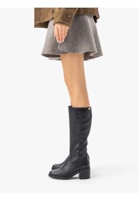 Ryłko - Czarne kozaki ze skóry licowej na słupku. Nosek buta: okrągły. Zapięcie: zamek. Kolor: czarny. Materiał: skóra. Szerokość cholewki: normalna. Obcas: na słupku. Styl: street, klasyczny. Wysokość obcasa: średni #1