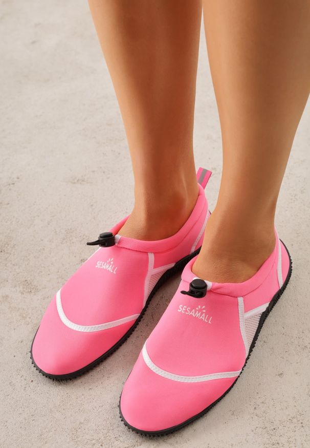 Renee - Fuksjowo-Białe Wsuwane Buty Sportowe do Wody z Elastyczną Cholewką Vetilore. Okazja: na plażę. Zapięcie: bez zapięcia. Kolor: różowy. Szerokość cholewki: normalna. Sezon: lato. Sport: pływanie