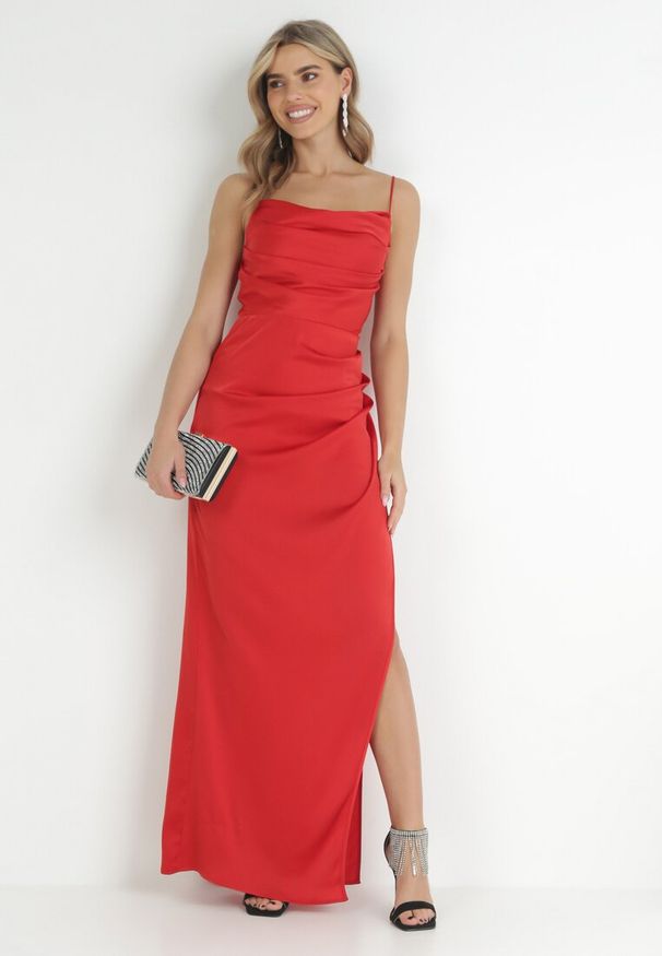 Born2be - Czerwona Satynowa Sukienka Maxi z Rozcięciem na Dole Hacheyar. Kolor: czerwony. Materiał: satyna. Długość rękawa: na ramiączkach. Styl: elegancki. Długość: maxi