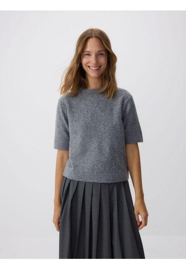 Reserved - Sweter z krótkimi rękawami - szary. Kolor: szary. Materiał: dzianina, wełna. Długość rękawa: krótki rękaw. Długość: krótkie