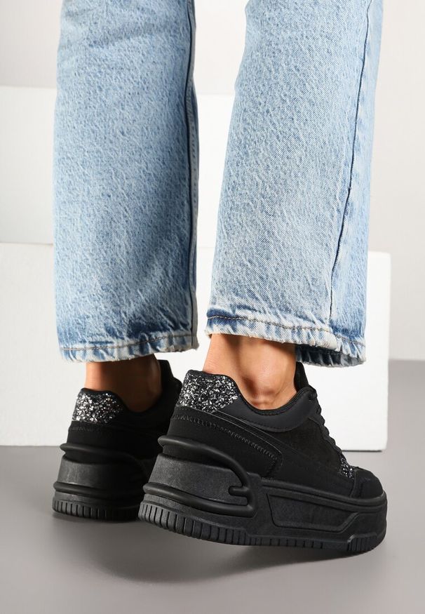 Renee - Czarne Sneakersy na Tłoczonej Platformie Ozdobione Wzorem w Panterkę Deoranae. Okazja: na co dzień. Kolor: czarny. Materiał: jeans. Wzór: aplikacja, motyw zwierzęcy. Sezon: wiosna, jesień. Obcas: na platformie