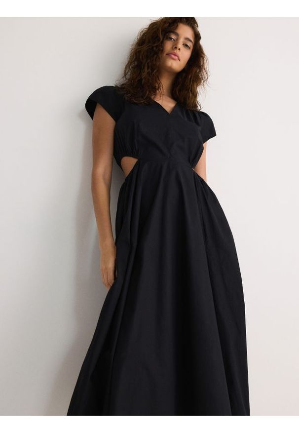 Reserved - Sukienka midi z wycięciami - czarny. Kolor: czarny. Materiał: bawełna. Długość: midi