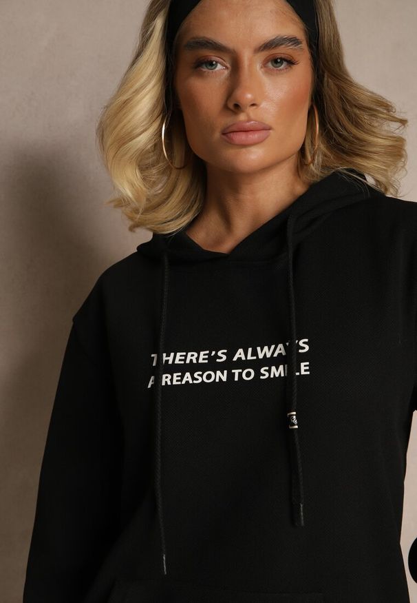 Renee - Czarna Bluza z Kapturem Kangurka z Napisem Lunirin. Okazja: na co dzień, na spacer. Typ kołnierza: kaptur. Kolor: czarny. Materiał: jeans. Długość rękawa: długi rękaw. Długość: długie. Wzór: napisy. Styl: sportowy, klasyczny, elegancki, casual