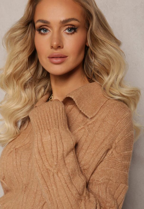 Renee - Brązowy Sweter z Dekoltem w Serek i Ozdobnym Splotem Travissa. Typ kołnierza: dekolt w serek. Kolor: brązowy. Wzór: ze splotem. Styl: elegancki