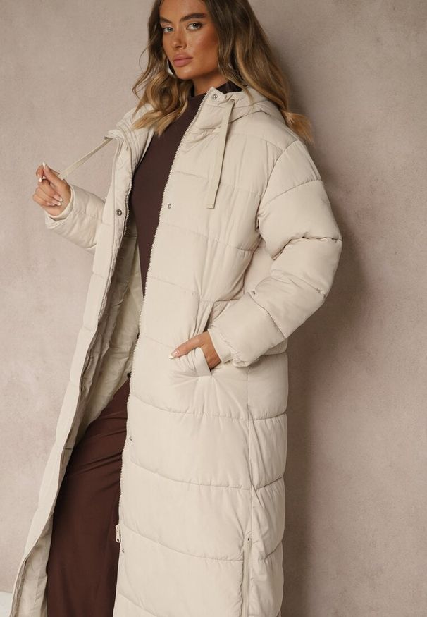 Renee - Jasnobeżowa Prosta Kurtka z Pikowanymi Przeszyciami i Kapturem Acaite. Kolor: beżowy. Materiał: poliester, jeans. Styl: elegancki