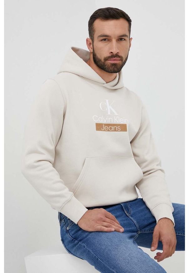 Calvin Klein Jeans bluza męska kolor beżowy z kapturem z nadrukiem. Typ kołnierza: kaptur. Kolor: beżowy. Materiał: bawełna. Wzór: nadruk