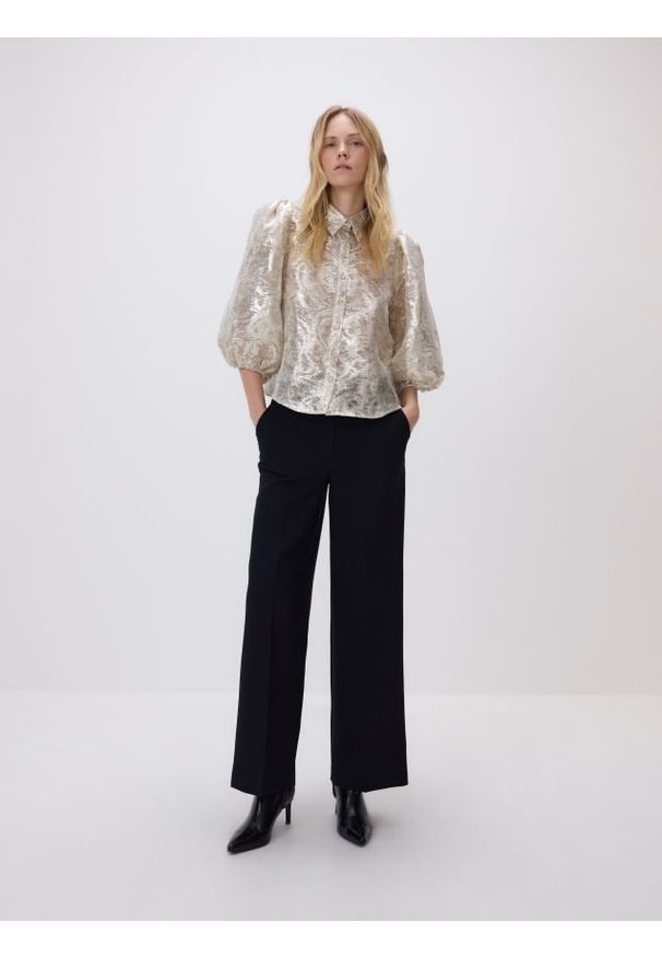 Reserved - Błyszcząca koszula z bufkami - srebrny. Kolor: srebrny. Materiał: tkanina