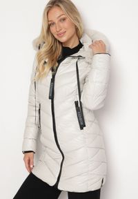 Born2be - Biała Pikowana Kurtka z Kapturem i Futerkiem z Możliwością Odpięcia Elentina. Okazja: do pracy, na co dzień, na spotkanie biznesowe. Typ kołnierza: kaptur. Kolor: biały. Materiał: futro. Styl: casual, biznesowy #6