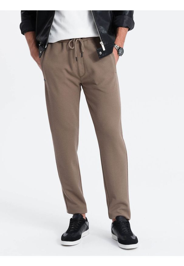 Ombre Clothing - Męskie spodnie dresowe o marchewkowym kroju - brązowe V2 - Rozmiar: L. Kolor: brązowy. Materiał: dresówka