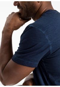 bonprix - T-shirt z dekoltem henley w stylu washed z czystej bawełny organicznej. Typ kołnierza: typu henley. Kolor: niebieski. Materiał: bawełna. Długość rękawa: krótki rękaw. Długość: krótkie. Wzór: nadruk #2