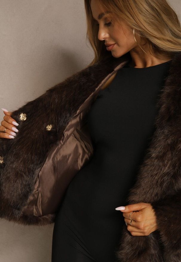 Renee - Brązowa Kurtka Futerko Ozdobione Cieniowanym Motywem Monideva. Kolor: brązowy. Materiał: futro. Wzór: aplikacja. Sezon: wiosna. Styl: elegancki