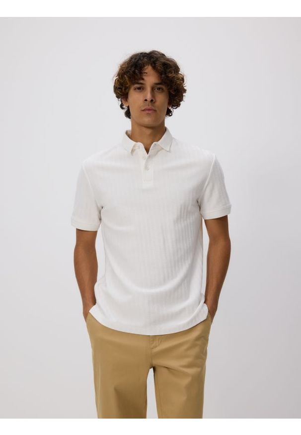 Reserved - Strukturalne polo regular fit - złamana biel. Typ kołnierza: polo. Materiał: bawełna, dzianina