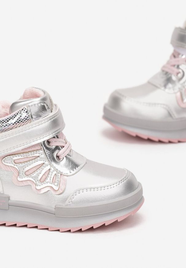 Born2be - Srebrne Botki na Rzep Issa. Okazja: na co dzień. Wysokość cholewki: za kostkę. Zapięcie: rzepy. Kolor: srebrny. Szerokość cholewki: normalna. Wzór: kolorowy, aplikacja. Styl: casual, sportowy