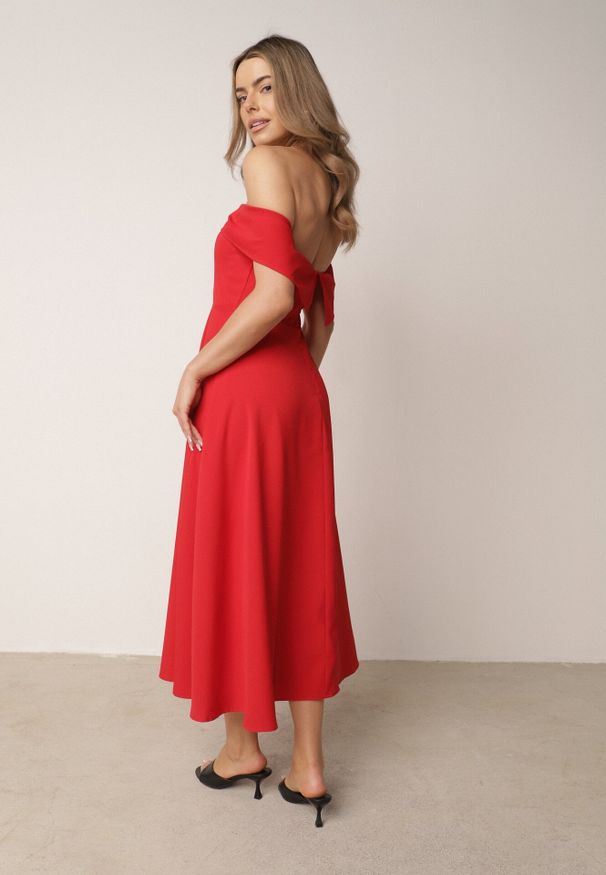 Born2be - Czerwona Koktajlowa Sukienka VICES Hiszpanka o Rozkloszowanym Kroju Diolora. Typ kołnierza: dekolt hiszpanka. Kolor: czerwony. Materiał: poliester. Typ sukienki: rozkloszowane. Styl: wizytowy