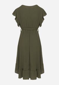 Born2be - Ciemnozielona Rozkloszowana Sukienka Ozdobiona Falbanką i Paskiem Natiellea. Okazja: na co dzień. Typ kołnierza: kołnierz z falbankami. Kolor: zielony. Wzór: aplikacja. Styl: casual #2