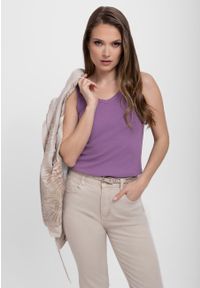 Volcano - Prążkowany top basic T-IDA. Typ kołnierza: dekolt w serek. Kolor: fioletowy. Materiał: prążkowany. Długość rękawa: na ramiączkach. Wzór: jednolity. Sezon: lato, zima. Styl: klasyczny #1