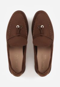 Born2be - Brązowe Lekkie Mokasyny VICES z Metalowymi Ozdobami i Skórzaną Wkladką Adrialee. Nosek buta: okrągły. Kolor: brązowy. Materiał: skóra. Wzór: aplikacja. Obcas: na obcasie. Styl: klasyczny. Wysokość obcasa: niski #7