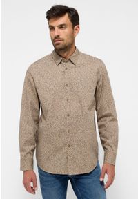 Mustang - Męska Koszula MUSTANG Elmore Allover Print on Beige 1015906 12672. Okazja: na co dzień. Typ kołnierza: kołnierzyk klasyczny. Materiał: bawełna. Długość: długie. Wzór: grochy, nadruk. Styl: klasyczny, casual, elegancki #1