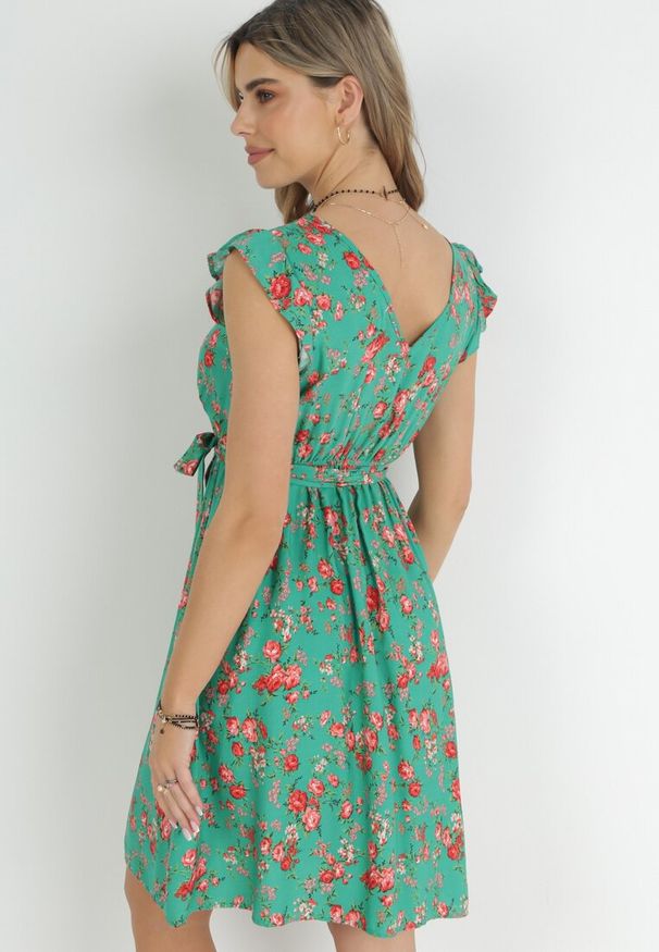 Born2be - Zielona Sukienka z Gumką w Pasie z Wiskozy w Kwiaty Chrysa. Typ kołnierza: kołnierz z falbankami. Kolor: zielony. Materiał: wiskoza. Wzór: kwiaty