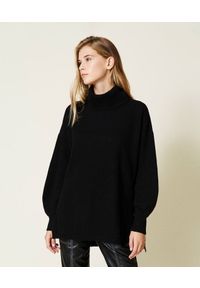 TwinSet - Czarny sweter maxi w prążki Twinset. Typ kołnierza: golf. Kolor: czarny. Materiał: wełna, kaszmir, wiskoza, poliamid. Wzór: prążki #1