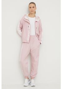 Under Armour spodnie treningowe damskie kolor różowy gładkie. Kolor: różowy. Materiał: tkanina, materiał. Wzór: gładki #2