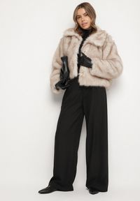 Born2be - Beżowa Krótka Kurtka Futerko z Kołnierzem Anantia. Okazja: na co dzień, na randkę, do pracy. Kolor: beżowy. Materiał: futro. Długość: krótkie. Styl: casual #7