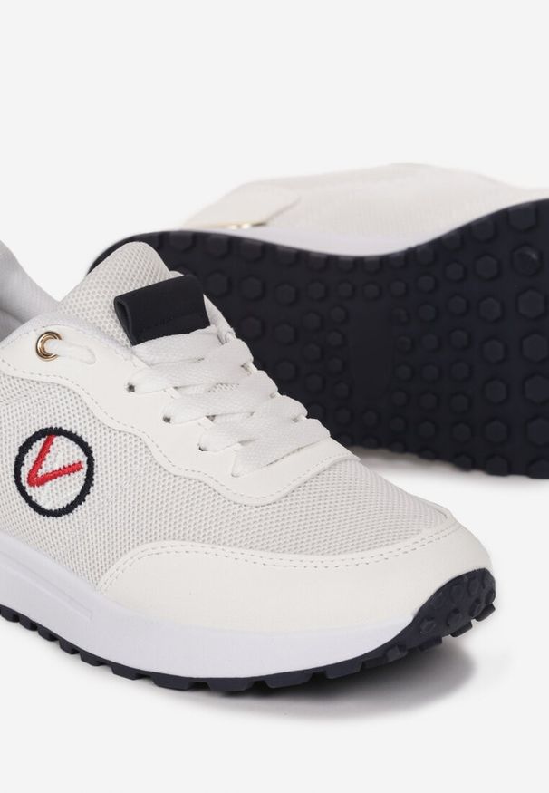 Renee - Białe Sneakersy z Haftowaną Naszywką i Metaliczną Wstawką Elnara. Okazja: na co dzień. Kolor: biały. Materiał: jeans. Wzór: haft, aplikacja