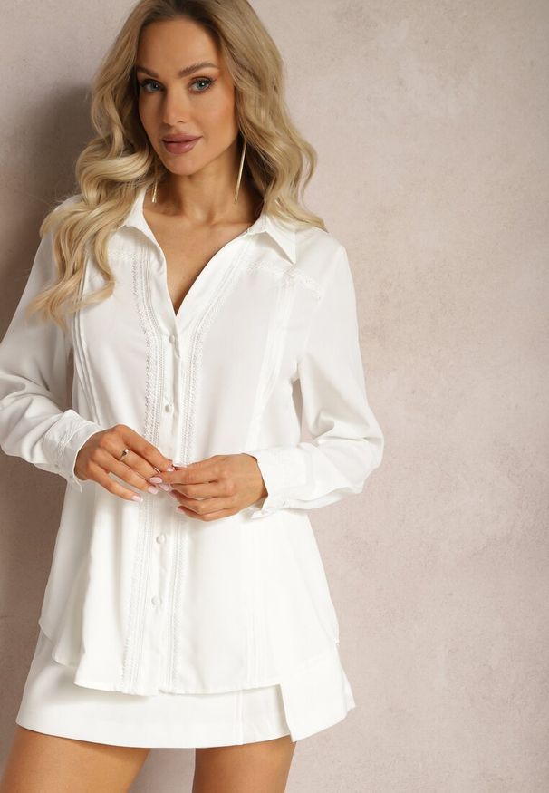 Renee - Biała Koszula Ozdobiona Subtelną Koronką Anelima. Kolor: biały. Materiał: koronka. Wzór: koronka, aplikacja. Styl: elegancki